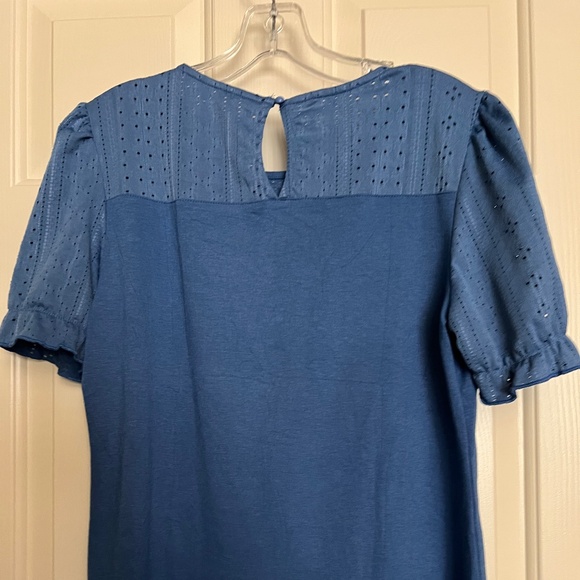 Puff Sleeve Tunic with Keyhole Closure & Cutout Detail Size M - Picture 4 of 6